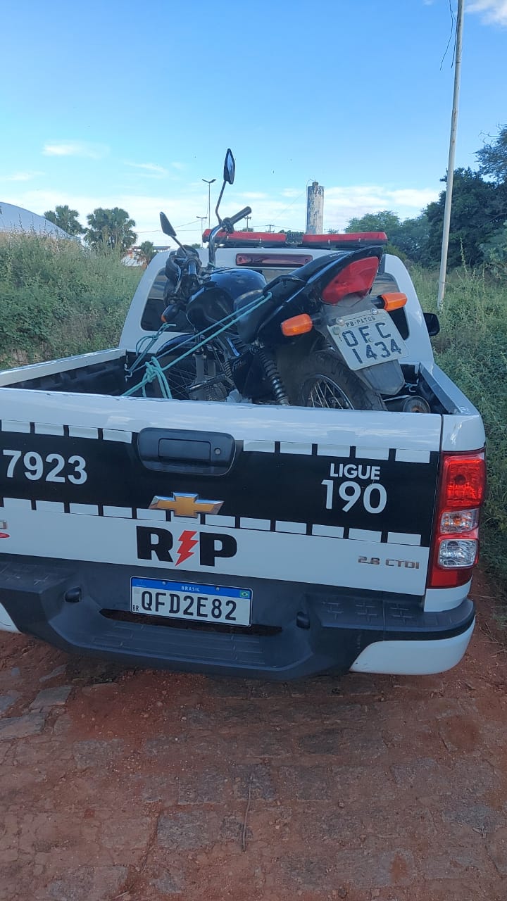 Polícia Militar recupera veículo instantes após o roubo, em Patos