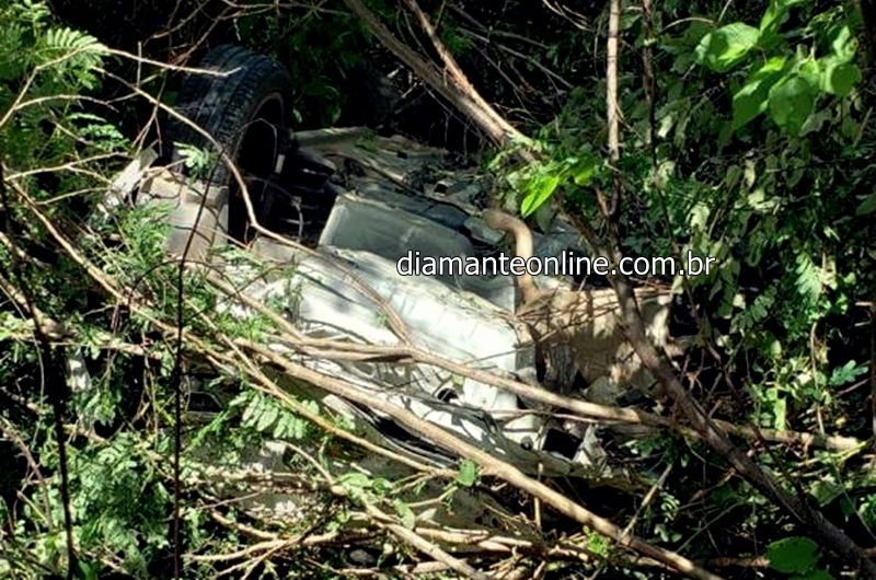Jovem perde controle de direção e capota carro na BR-361 no Vale do Piancó