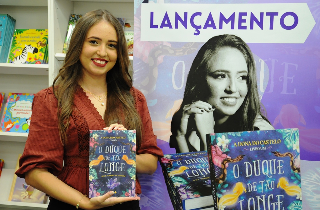 O desafiador e imprevisível livro ‘O Duque de Tão Longe’ é lançado em noite memorável na cidade de Patos