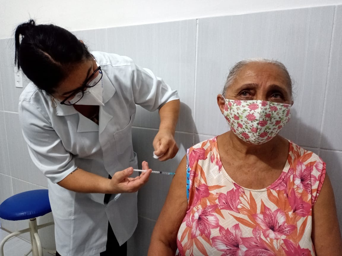 1.487 idosos são imunizados nos dois primeiros dias do calendário para 65 anos acima em Patos