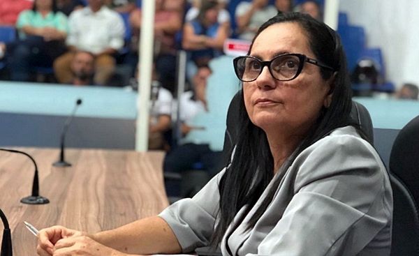 Vereadora Fatinha Bocão cobra mais divulgação dos locais que vacinam contra a Covid-19 em Patos. Ouça