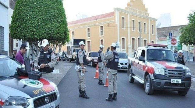 Polícia Militar apreende em Patos veículo com registro de roubo
