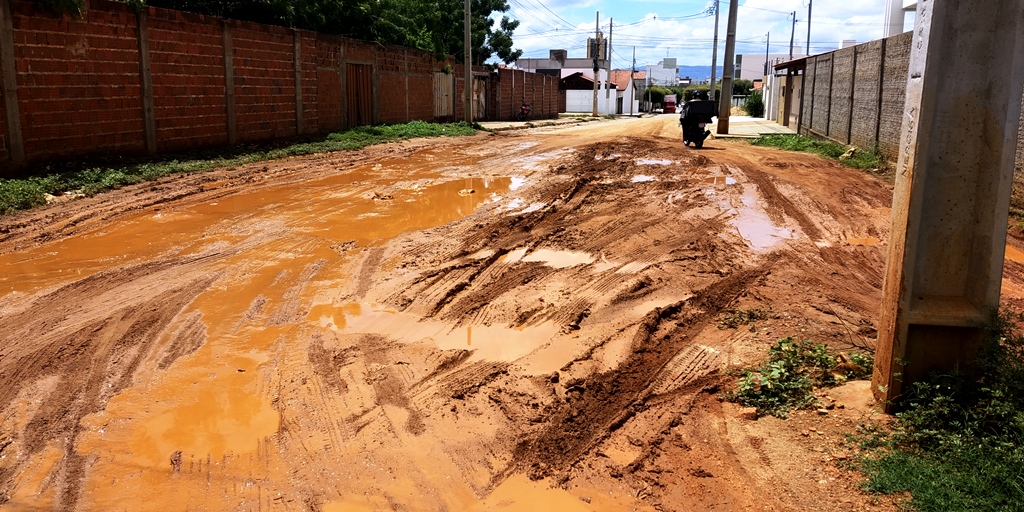 Moradores reclamam de lamaçal que dificulta acesso no Bairro Novo Horizonte, em Patos