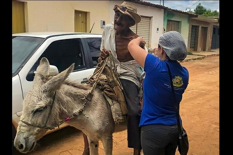 No Sertão: Idoso toma primeira dose da vacina contra a Covid-19 montado em um jumento