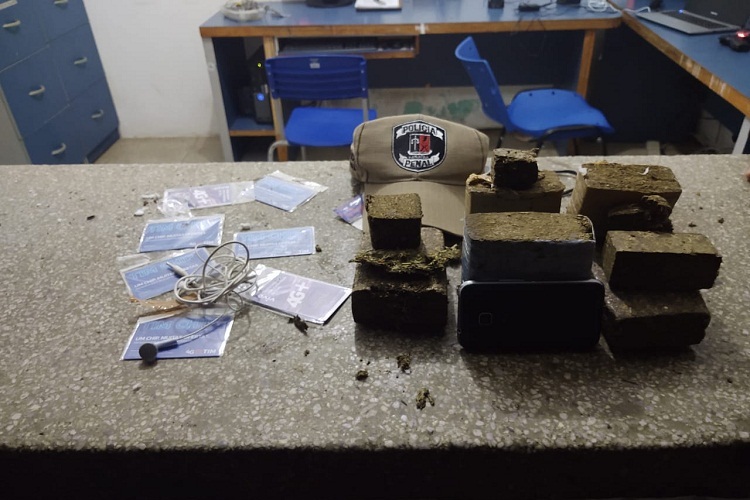 Mais uma vez, policiais penais e PM interceptam droga e objetos em presídio do Sertão