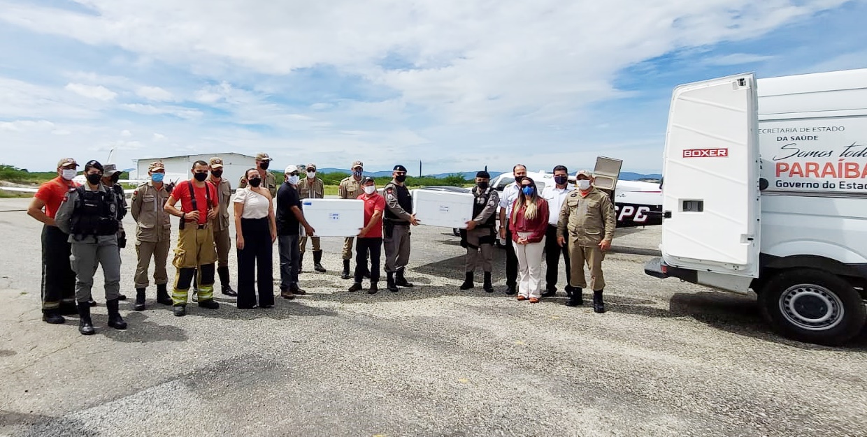 Bombeiros acompanham mais um lote de vacina contra a covid-19 chegando à Patos