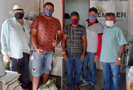 Secretaria de Agricultura entrega grãos e sementes a pequenos agricultores de Cacimba de Areia