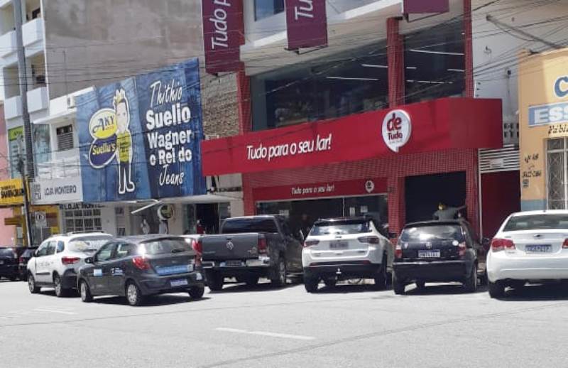 Duas lojas são fechadas por descumprir decreto diante da pandemia nesta segunda-feira, em Patos