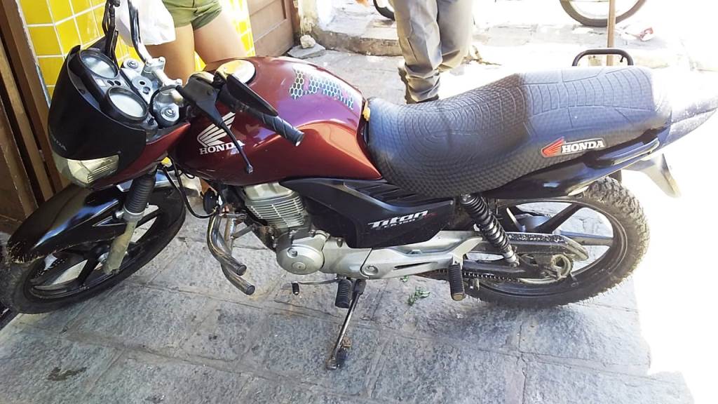 Guarnição da Polícia de Trânsito consegue recuperar moto com restrição de roubo/furto na cidade de Patos