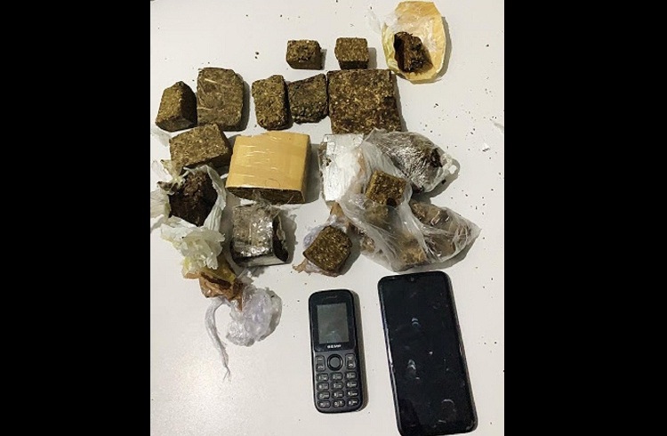 Jovem de 18 anos é preso tentando arremessar drogas para dentro de unidade prisional no Sertão