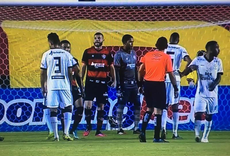 Treze perde para o Vitória e se complica na reta final da Copa do Nordeste