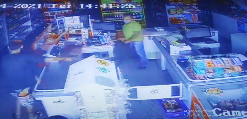 Onda de assalto em Patos continua. Mercadinho é assaltado na tarde desta terça-feira (06). Câmeras registram tudo. Veja