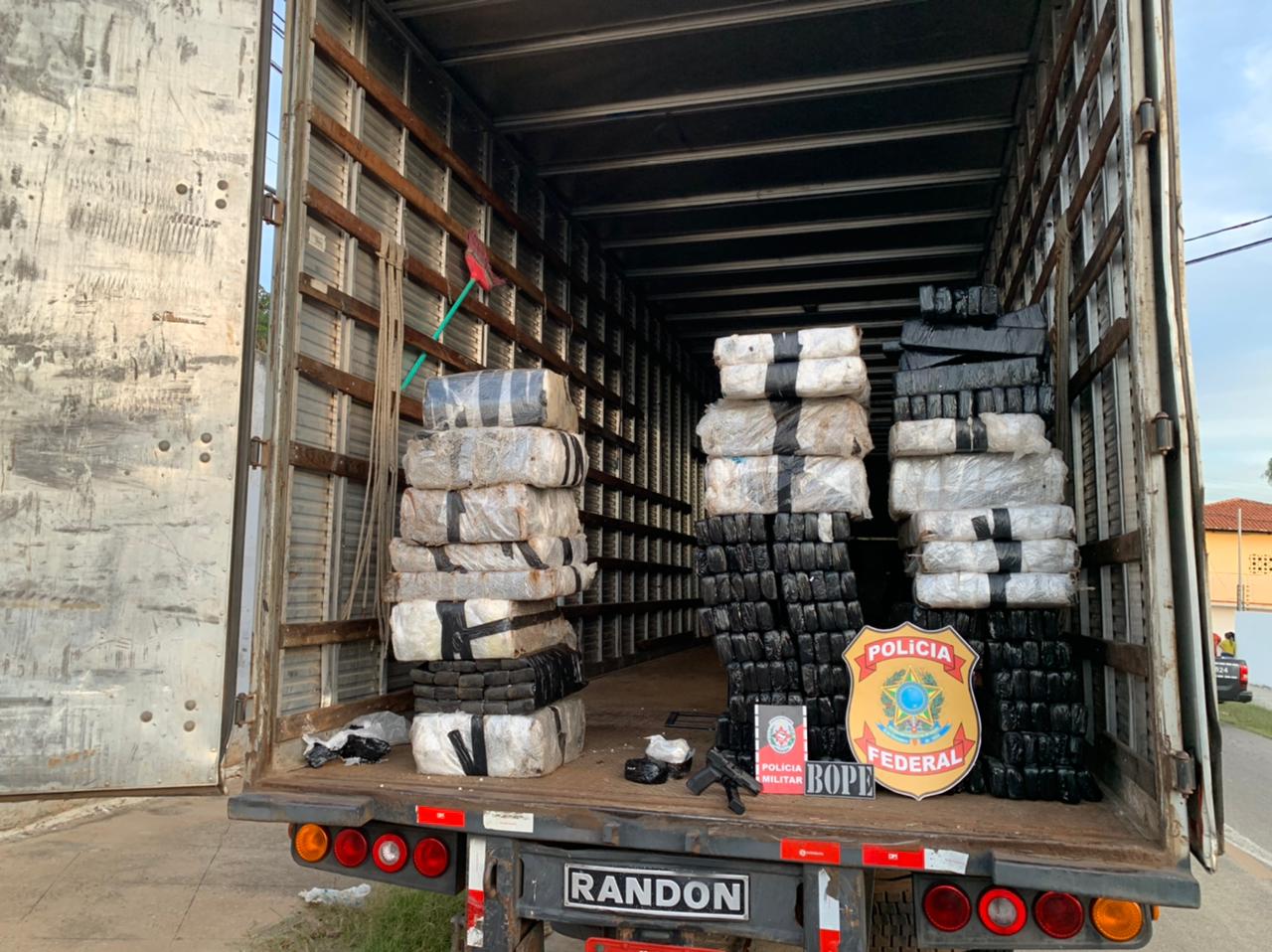 Polícia Federal e Polícia Militar interceptam carga com cerca de 620 kg de drogas no Sertão