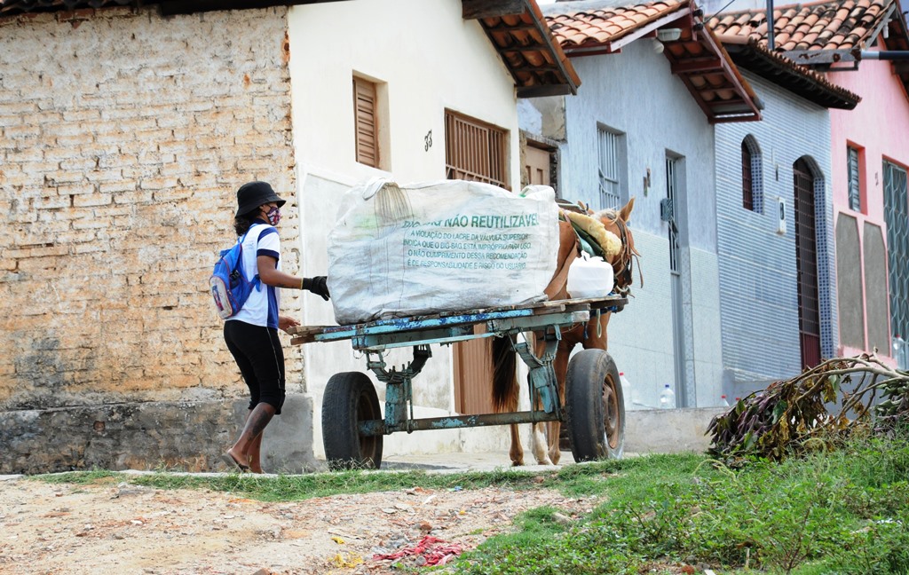 Eduarda e Luana: conheça a história das irmãs e da família que vivem da coleta de material encontrado no lixo na cidade de Patos