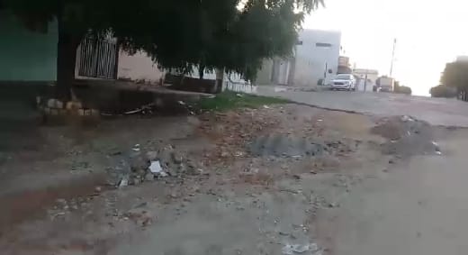 Em vídeo, moradores da Rua Elias Asfora cobram reparação de trecho quase intransitável