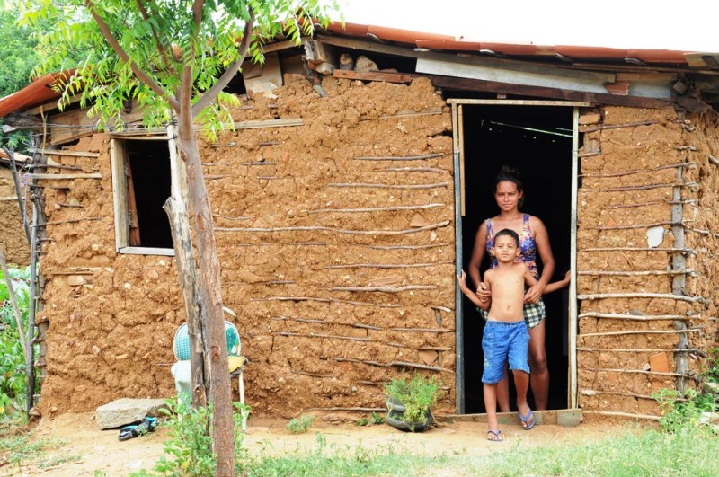 Em Patos, mãe grávida mora com filho pequeno em casebre de taipas sem energia elétrica, sem água potável e em pobreza extrema
