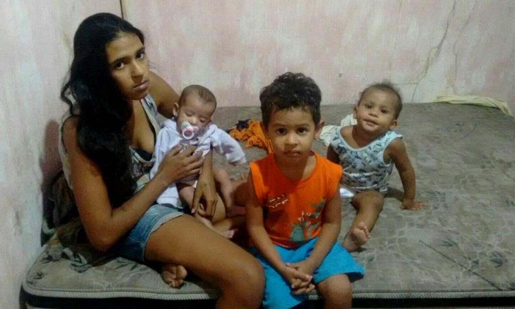 Em Patos, família carente ocupa casa abandonada em conjunto habitacional e caso gera polêmica sobre imóveis fechados e sem uso social