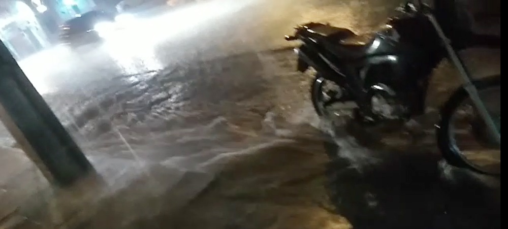 Chuva forte na noite desta segunda-feira (12), alaga várias ruas de Patos