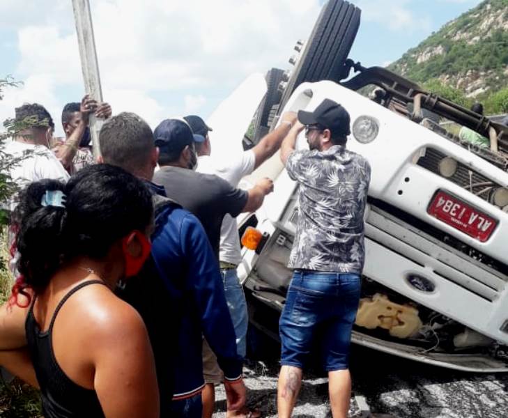 Bombeiros fazem resgate dramático de caminhoneiro preso nas ferragens após acidente na Serra de Teixeira