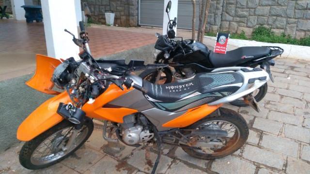 Polícia Militar recupera veículos roubados e apreende arma de fogo, em Patos