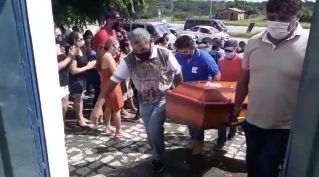 Sepultamento da Jovem morta a facadas na zona rural de Patos é marcado por comoção e revolta