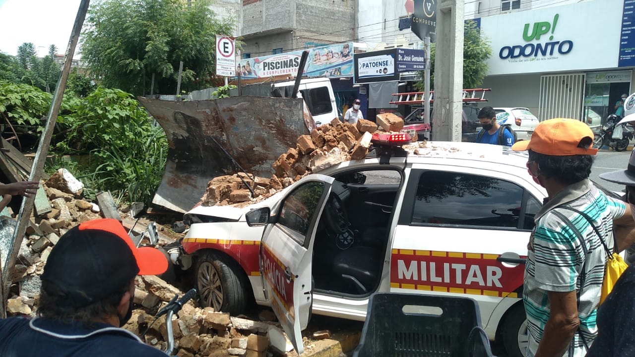 Viatura da PM colide com muro durante perseguição a motociclista no centro de Patos nesta quarta (14)
