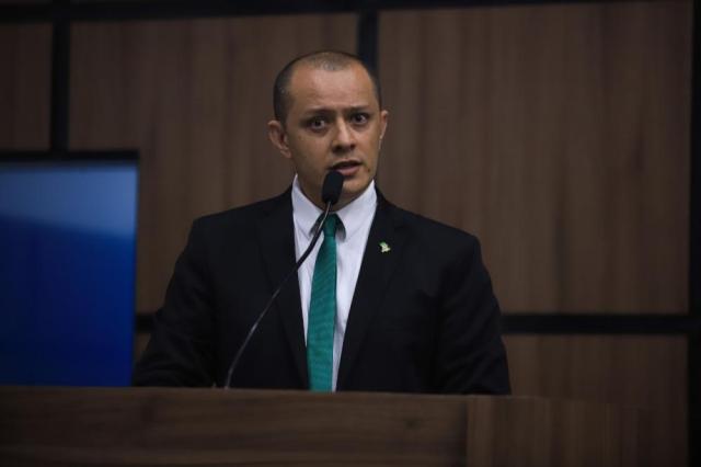 Vereador Josmá Oliveira classifica pesquisa de mentirosa e pede que o prefeito de Patos se afaste dos “babões”. Ouça