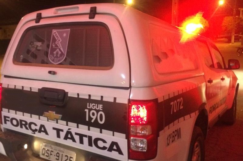 Em Pedra Branca, bandidos invadem casa, fazem família refém e roubam dois carros