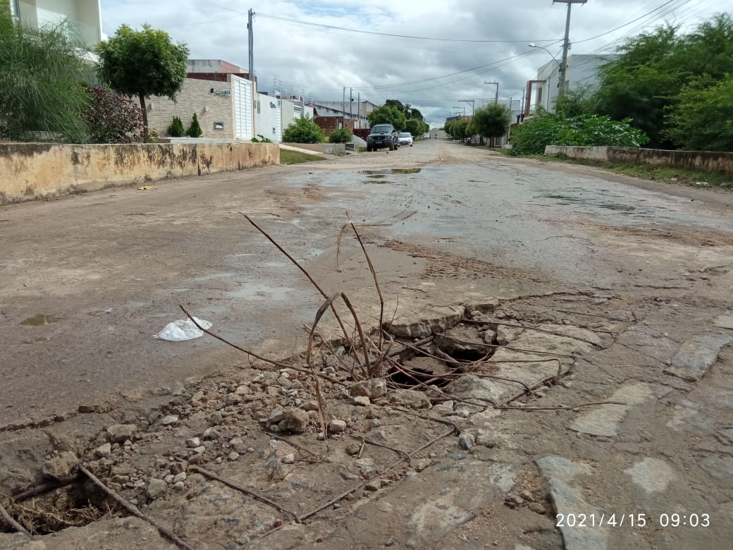 No Jardim Guanabara: Buraco sobre pontilhão ameaça a vida de transeuntes na rua Misael de Sousa