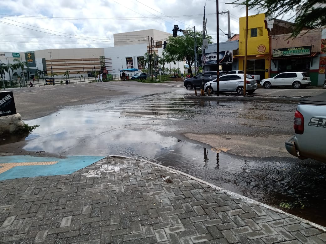 Tubulação da Cagepa estoura e provoca vazamento no Centro de Patos. Veja o vídeo;