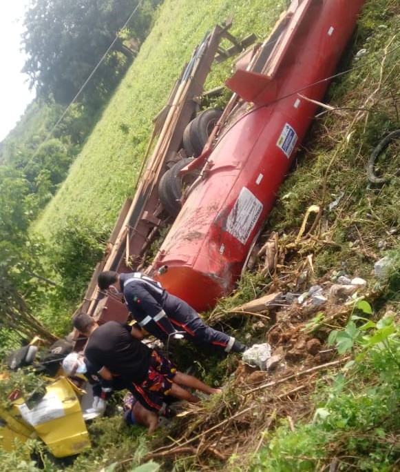 Motorista de carro pipa morre no sertão após capotar veículo