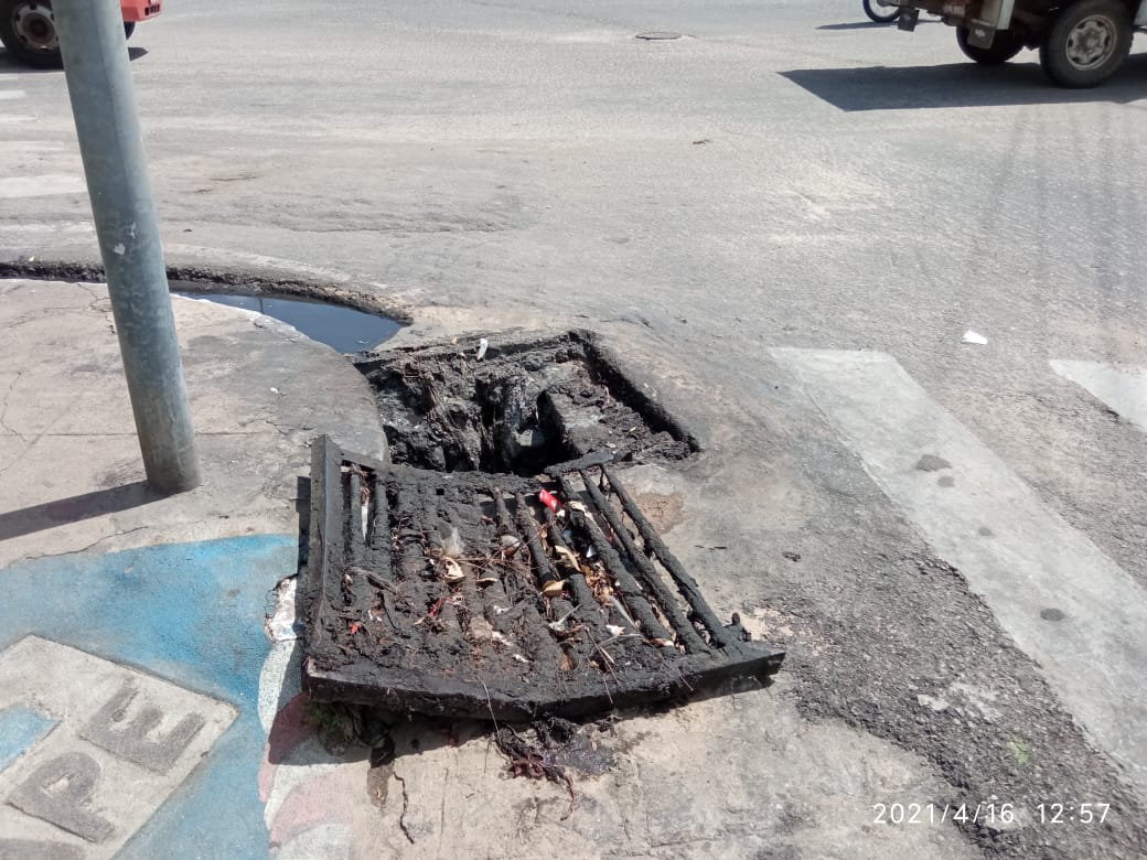 Na esquina da rua Frei Caneca: 
