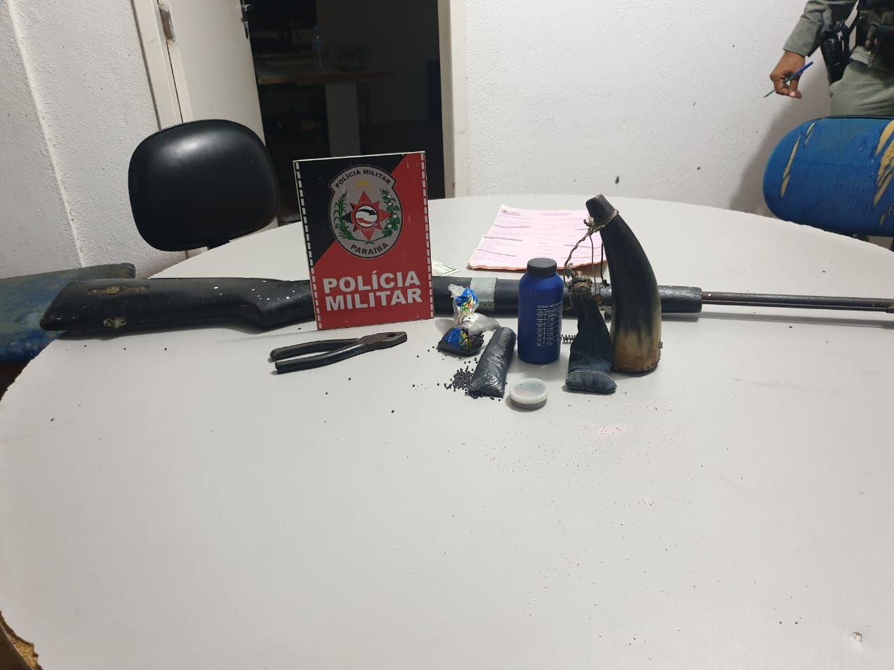 Polícia Militar encerra aglomeração, e conduz o responsável pela residência por posse ilegal de arma de fogo em São José do Sabugi - PB