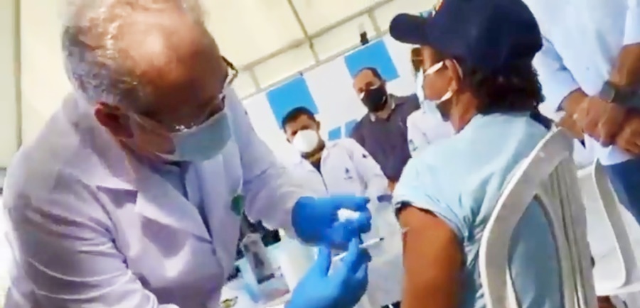 Em Patos, ministro da Saúde vacina idoso em visita