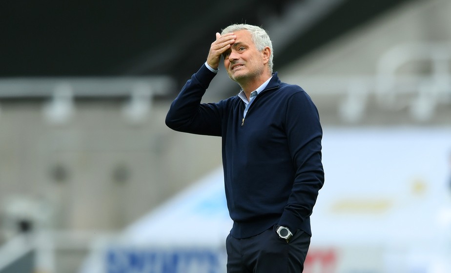 José Mourinho é demitido pelo Tottenham uma semana antes de final da Copa da Liga