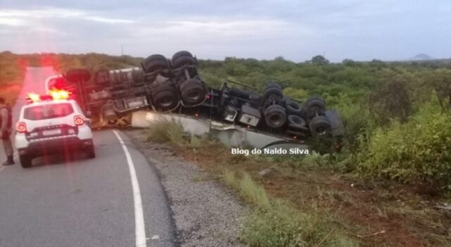 Motorista fica ferido após carreta tombar em curva próximo a Pombal, Veja o Vídeo
