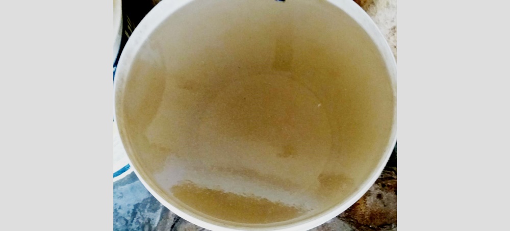 Internauta de bairro de Patos reclama da coloração da água que está recebendo