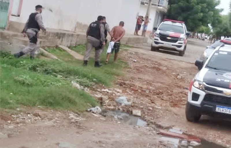 Polícia realiza ação no bairro do Jatobá na manhã desta quarta-feira (21), e apreende suspeitos