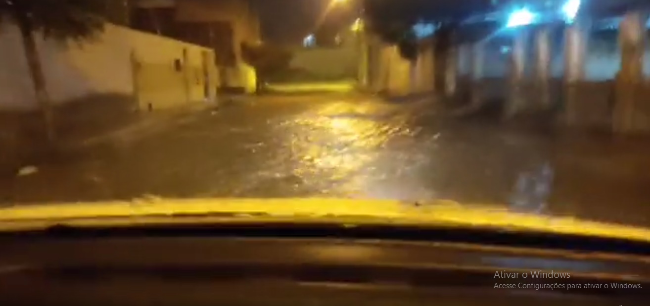Choveu forte em Patos na noite desta quinta-feira (22), e novamente várias ruas ficam alagadas