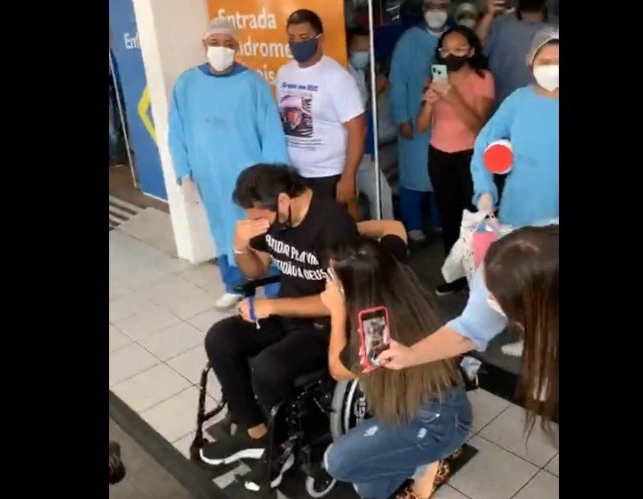 Vicente Nery recebe alta e é homenageado por fãs e músicos na saída do hospital