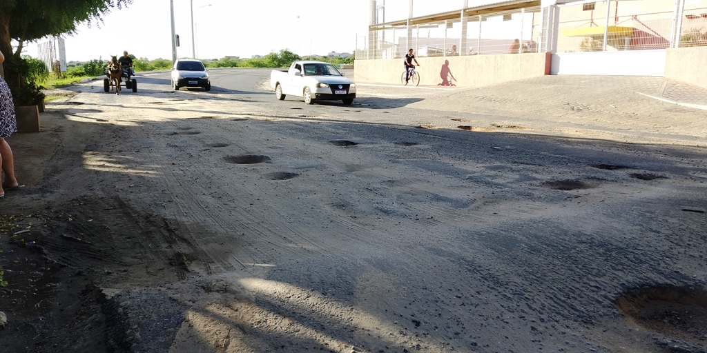 Buracos em via perto da Nova Ponte do Jatobá causam indignação aos motoristas na cidade de Patos