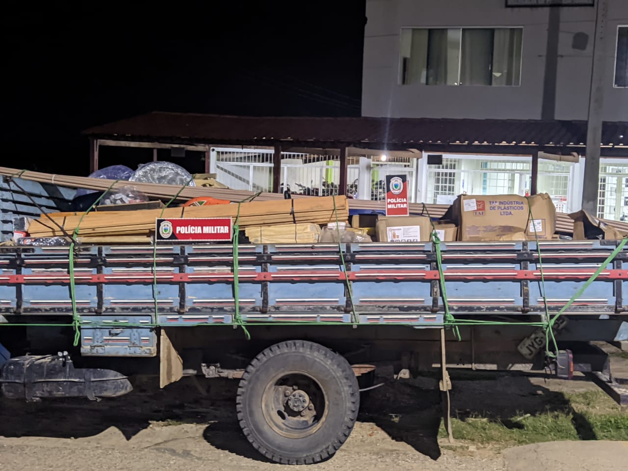 PM recupera parte de uma carga roubada e apreende arma de fogo, em Imaculada-PB