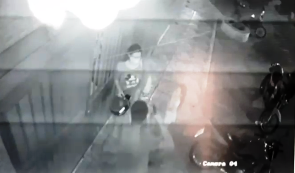 Suspeito de Patos por praticar assalto de arma em punho em Teixeira é reconhecido pela vítima que perdeu a moto, mas é liberado na delegacia minutos depois da prisão