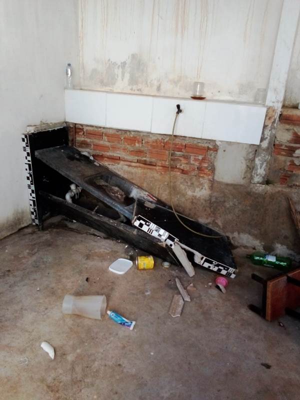 Casa que estava ocupada por família que teve jovem assassinado é depredada na cidade de Patos