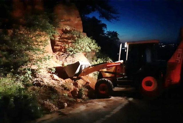 Pedras em trecho da Serra de Teixeira da Rodovia 262, precisam ser removidas
