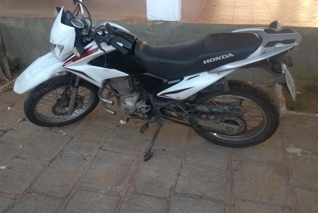 Polícia Militar recupera moto com restrição de roubo, em Patos