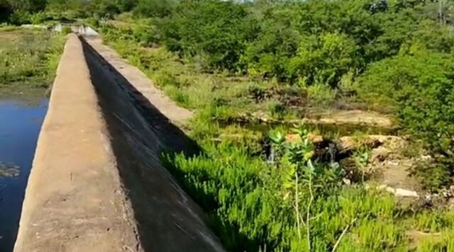 Um ano depois, sangradouro do Açude do Cego, em Catingueira, segue com inúmeras infiltrações. Vídeo