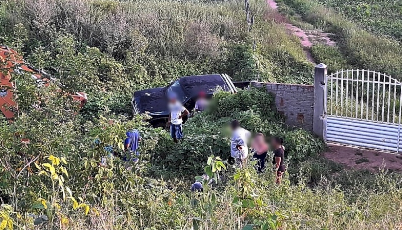 No Vale do Piancó: Motorista perde controle de volante de caminhonete, veículo sai da pista e por pouco não capota