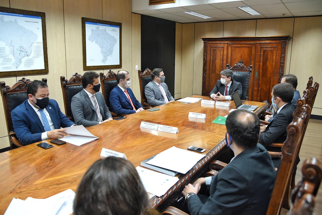 Hugo Motta solicita do Ministro da Infraestrutura atenção às obras do Aeroporto de Patos e da Alça Oeste