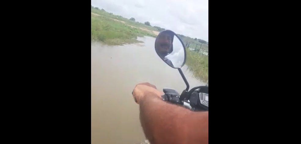 Moradores de comunidade Rural de Catingueira reclamam de isolamento por falta de ponte em riacho. Veja o vídeo